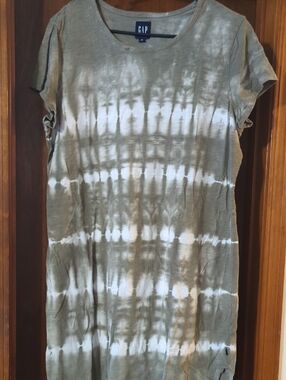 GAP Olive Green and White Tie-Dye Short Sleeve Dress